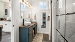 Shower, hair dryer, towels, soap - The Aubrey House!  One Block from Downtown Prescott (Prescott)
