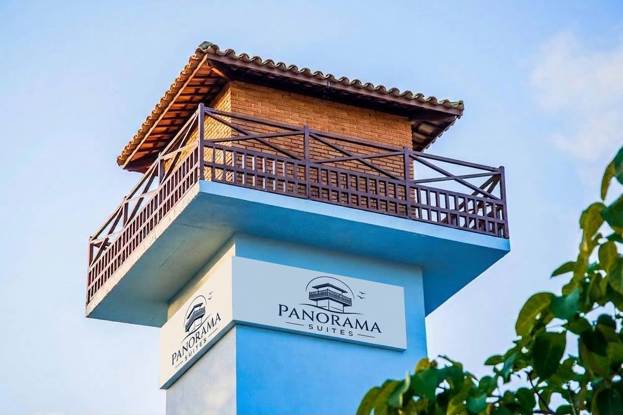 Une enseigne d’hôtel portant le nom « PANORAMA SUITES » et une structure en forme de balcon.