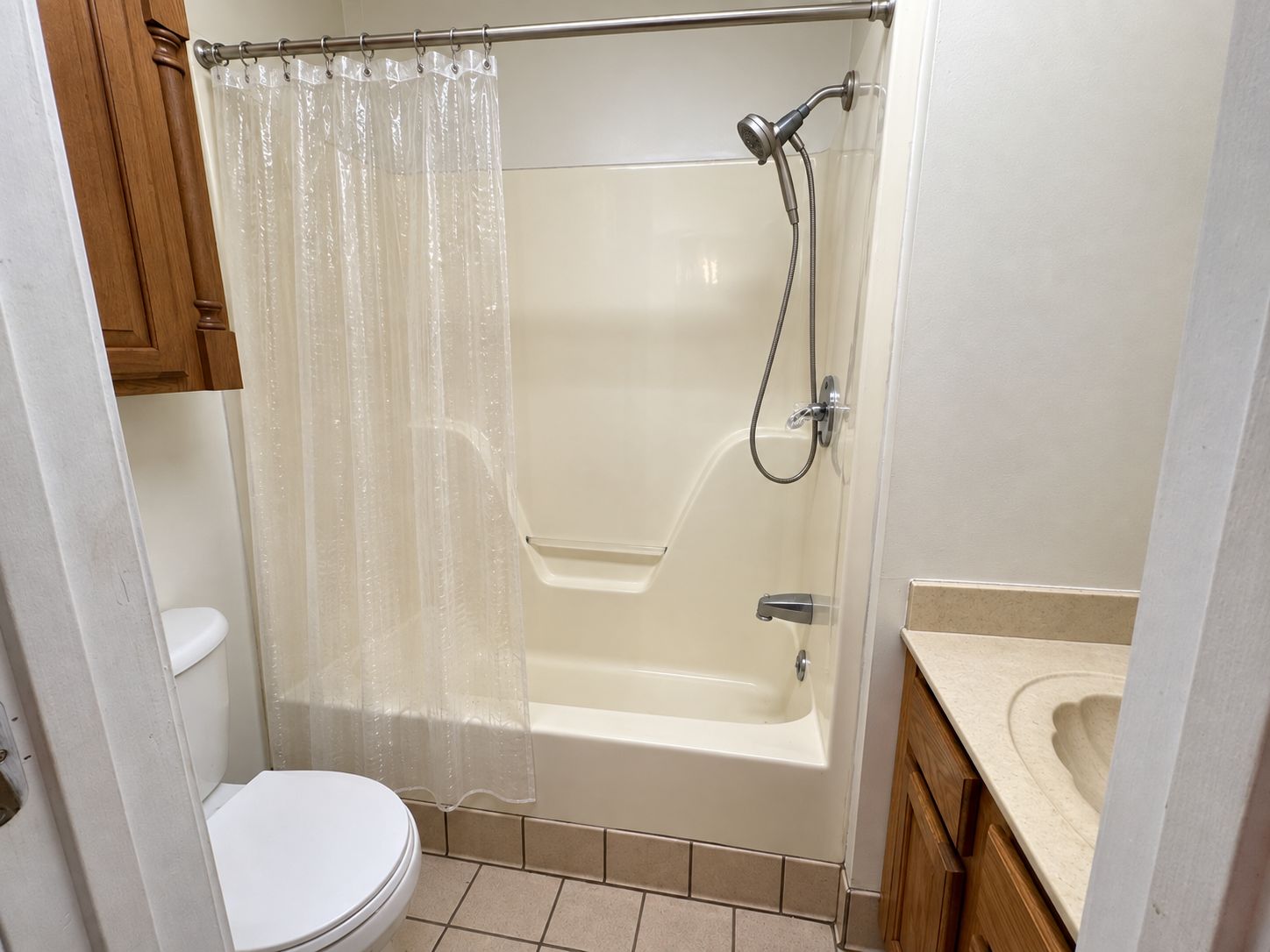 Une salle de bain avec une baignoire, une douche, des toilettes et un lavabo.