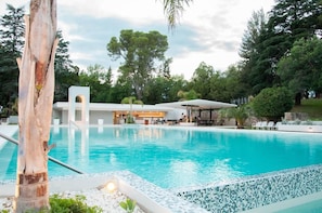 Outdoor pool, pool umbrellas, pool loungers - PARQUE HOTEL (Villa Carlos Paz)