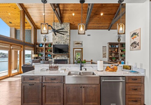 Luxury 4-bedroom house with best view on Lake Martin!