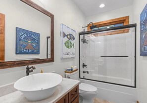 Baignoire à jets, papier toilette