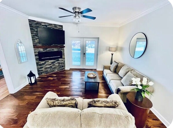 Living area - Peaceful 1 Bedroom Condo in downtown Pigeon Forge 12 minutes to Dollywood. (Pigeon Forge)