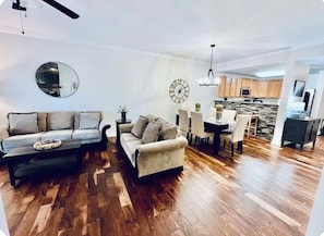 Living area - Peaceful 1 Bedroom Condo in downtown Pigeon Forge 12 minutes to Dollywood. (Pigeon Forge)