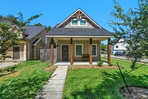 A residential house with a front porch, a driveway, and a well-maintained lawn. - Sterling-2 Min Drive to Texas A&M, Comfy King Beds (College Station)