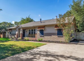 A single-story house with a front porch, a garage, and a brick foundation. - Walton: 60 Second Drive to Texas A&M (College Station)