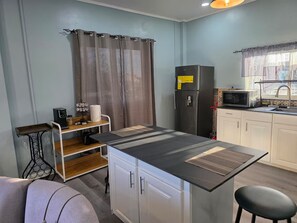 Private kitchen - Central 2BR Apt Sleeps 4 Parking in Georgetown (Georgetown)