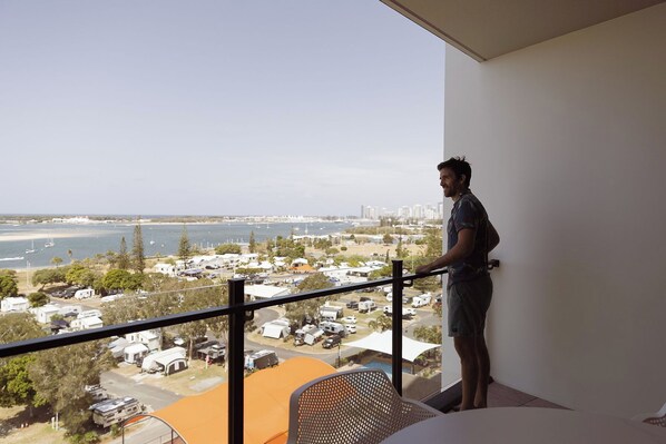 Ein Balkon mit Blick auf einen Hafen und eine Skyline.