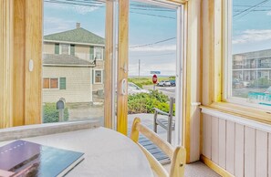 Dining - The Sea Gaze - 4BR with Beach Access (Old Orchard Beach)