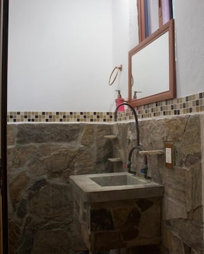 Double Room, Balcony | Bathroom | Shower, towels - Kasa Jaguar (Mazunte)