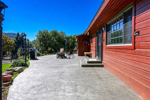 Cozy, Family Cabin-Style Home, Walk to River & Downtown, Dog Friendly