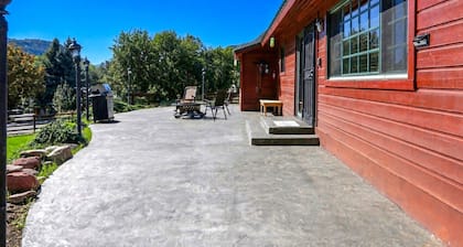 Cozy, Family Cabin-Style Home, Walk to River & Downtown, Dog Friendly