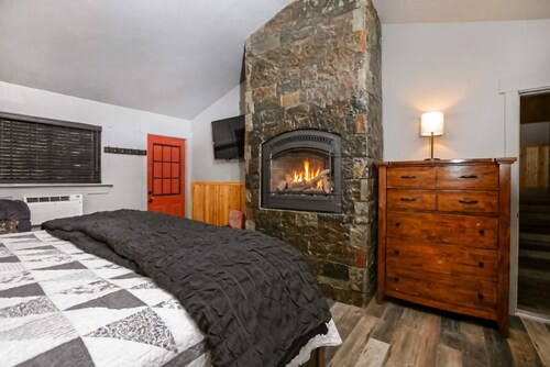 Cozy, Family Cabin-Style Home, Walk to River & Downtown, Dog Friendly