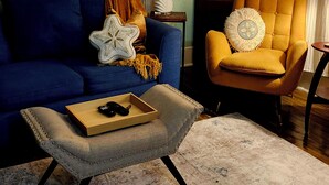 Living area - 2-bedroom cottage in Galveston 2 blocks from Seawall Blvd. (Galveston)