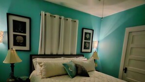 Iron/ironing board, WiFi, bed sheets - 2-bedroom cottage in Galveston 2 blocks from Seawall Blvd. (Galveston)