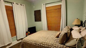 Iron/ironing board, WiFi, bed sheets - 2-bedroom cottage in Galveston 2 blocks from Seawall Blvd. (Galveston)
