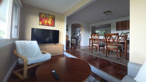 Living area - Private 3BR Spacious House + Jacuzzi & Parking (Halifax)