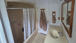 Bathroom - Private 3BR Spacious House + Jacuzzi & Parking (Halifax)