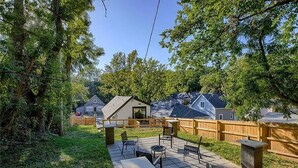 Outdoor dining - Prescott House in Kansas (Kansas City)