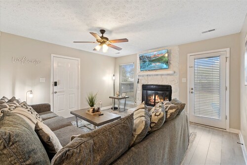 Cozy Central Retreat: 3BR/2BA 6