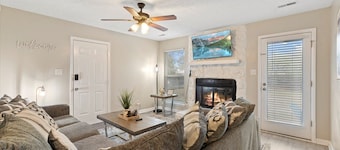 Cozy Central Retreat: 3BR/2BA 6