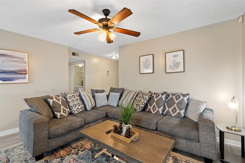 Cozy Central Retreat: 3BR/2BA 6