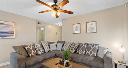 Cozy Central Retreat: 3BR/2BA 6