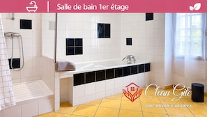 Bathroom - Vrbo Property (Poissy)