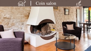 Living area - Vrbo Property (Poissy)