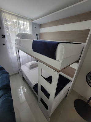 Een bureau, gratis wifi, beddengoed