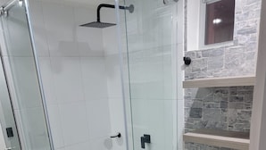 Regadera, toallas, jabón, papel de baño 