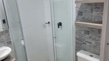 Douche, serviettes fournies, savon, papier toilette