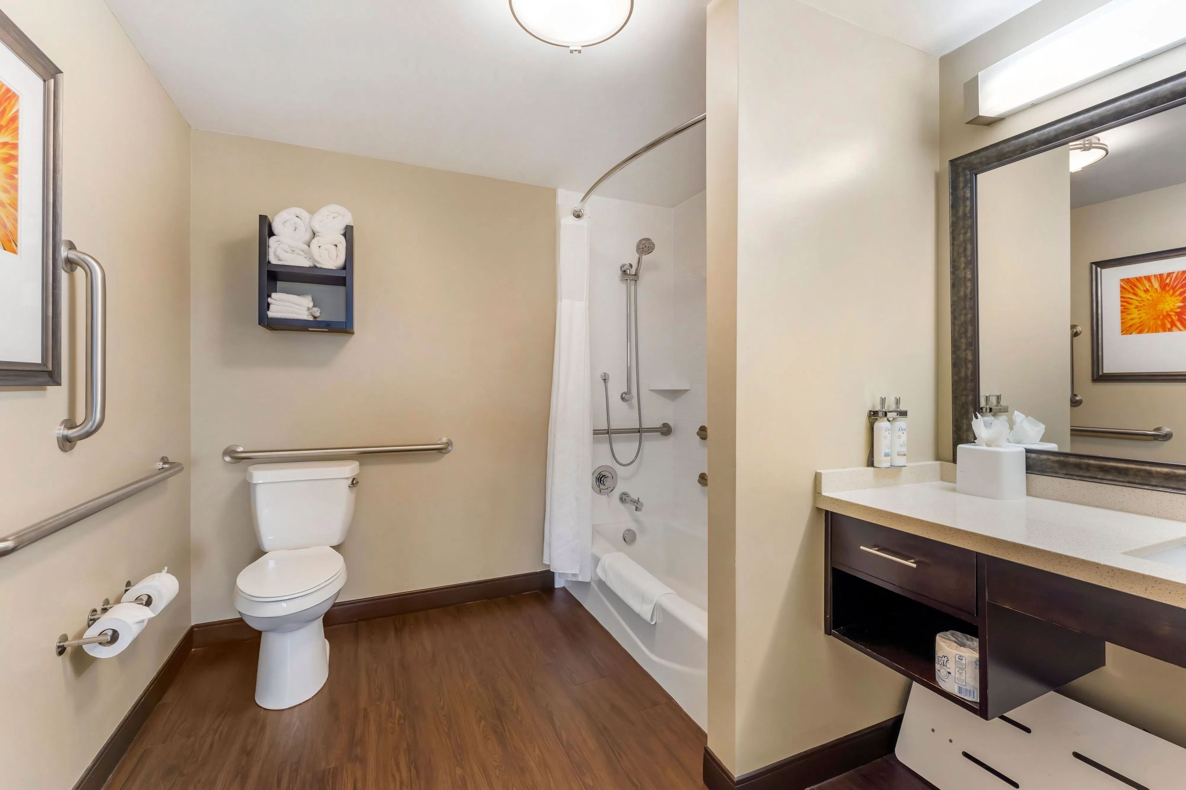 Ein Hotelbad mit Toilette, Dusche und Waschbecken.