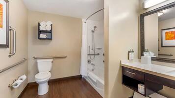 Ein Hotelbad mit Toilette, Dusche und Waschbecken.