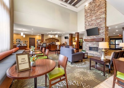 Accessible 1BR Suite | Roll Shower & Hot Breakfast