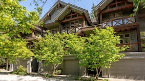 Un immeuble à plusieurs étages, de style architectural traditionnel, doté d’un balcon imposant et d’un garage.