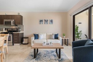 Living area - PC404 - Pool View - 1 BR Perfect  for a couple - Close to Palm Beach - 1BR (Palm Beach)