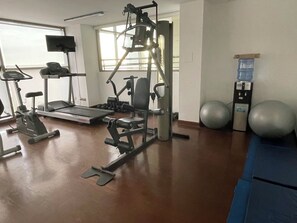 A gym with exercise equipment, a water dispenser, and exercise balls. - Great view, cozy, and excellent location - Reñaca Norte (Concón)