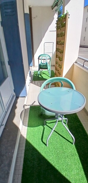 Outdoor dining - Annecy, spacious apartment, near the train station. (Annecy)