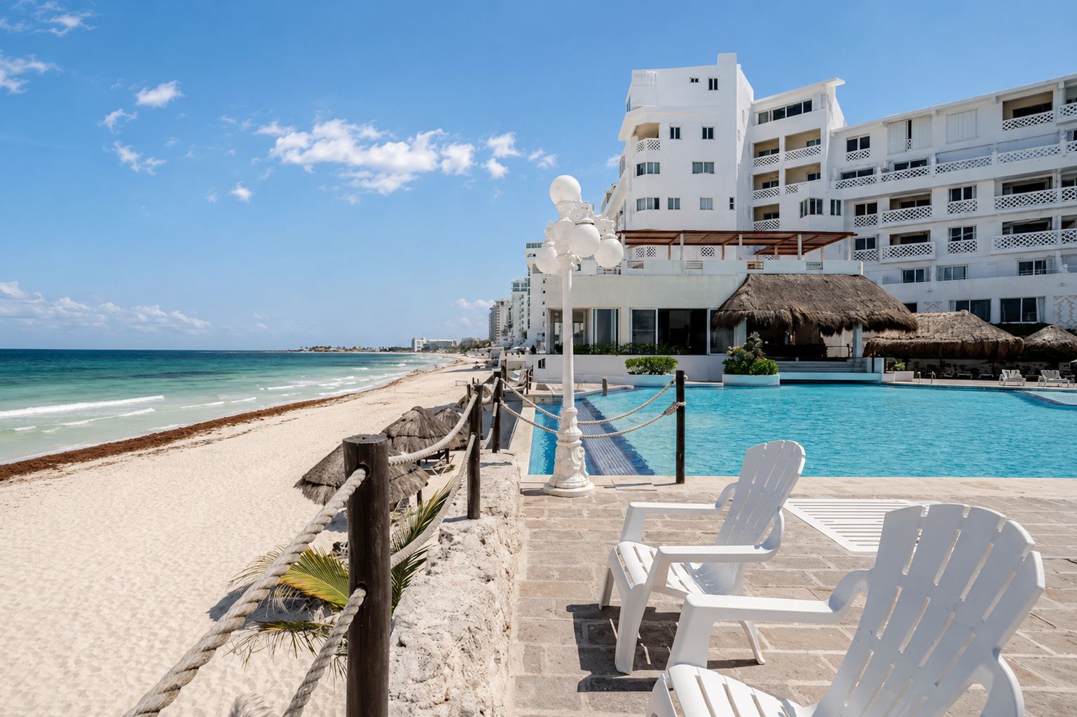 Ein Resort mit Pool, Strand und Meerblick.