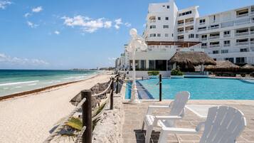 Ein Resort mit Pool, Strand und Meerblick.
