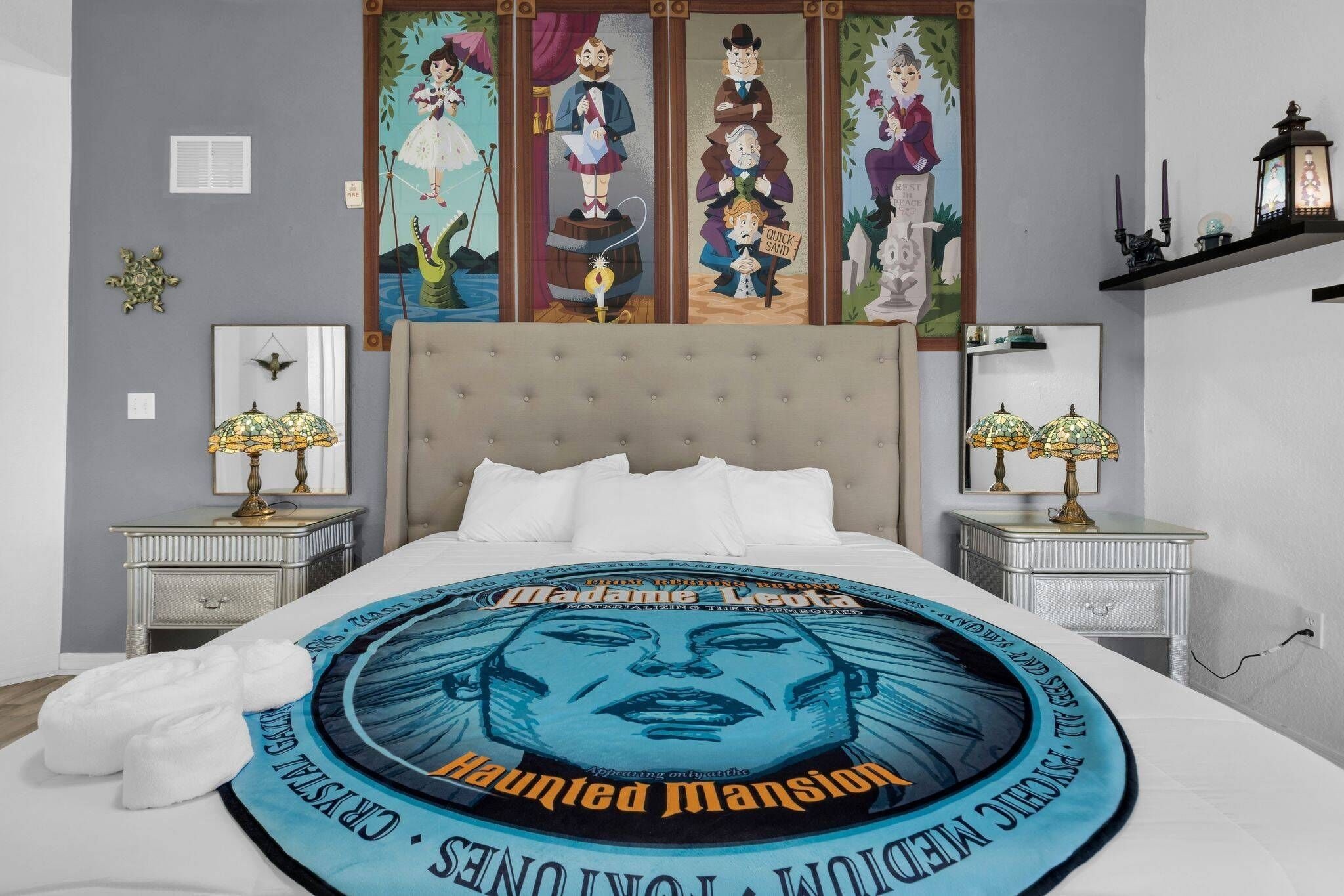 Ein Schlafzimmer mit einem großen Bett, zwei Nachttischen, einem Wandregal und einem Gemälde über dem Bett.