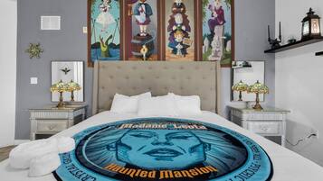 Ein Schlafzimmer mit einem großen Bett, zwei Nachttischen, einem Wandregal und einem Gemälde über dem Bett.