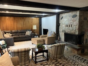Living area - Serene 3-bedroom cottage in charming Harbor Springs awaits you (Harbor Springs)