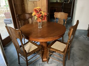 Dining - Serene 3-bedroom cottage in charming Harbor Springs awaits you (Harbor Springs)