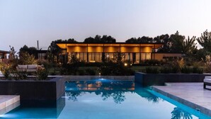 Un edificio moderno con piscina delantera.