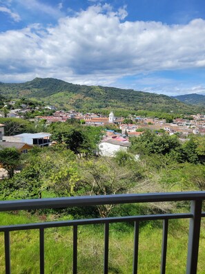 A town with a mix of residential and commercial buildings, surrounded by lush green hills. - Spectacular apartment in Guaduas (Guaduas)