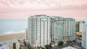 Ein Hochhaus-Hotel mit zahlreichen Balkonen, Blick auf den Strand und einer gut sichtbaren Hotelschild.
