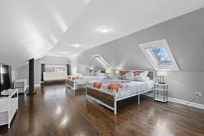 A bedroom with two beds, a skylight, and a view to the outside. - Stunning open-concept  3-bedroom 2-bathroom fully equipped home in Morton Grove (Morton Grove)