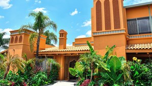 A building with a traditional architectural style, featuring arched windows and a tiled roof. - La Mezquita Hotel & Spa (Jesus Maria)